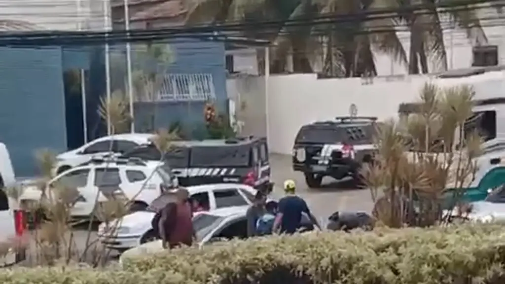Assaltante é detido por passageiros de um ônibus após roubar e agredir uma mulher na Serra Passageiros de ônibus capturam bandido logo após um assalto na Serra.