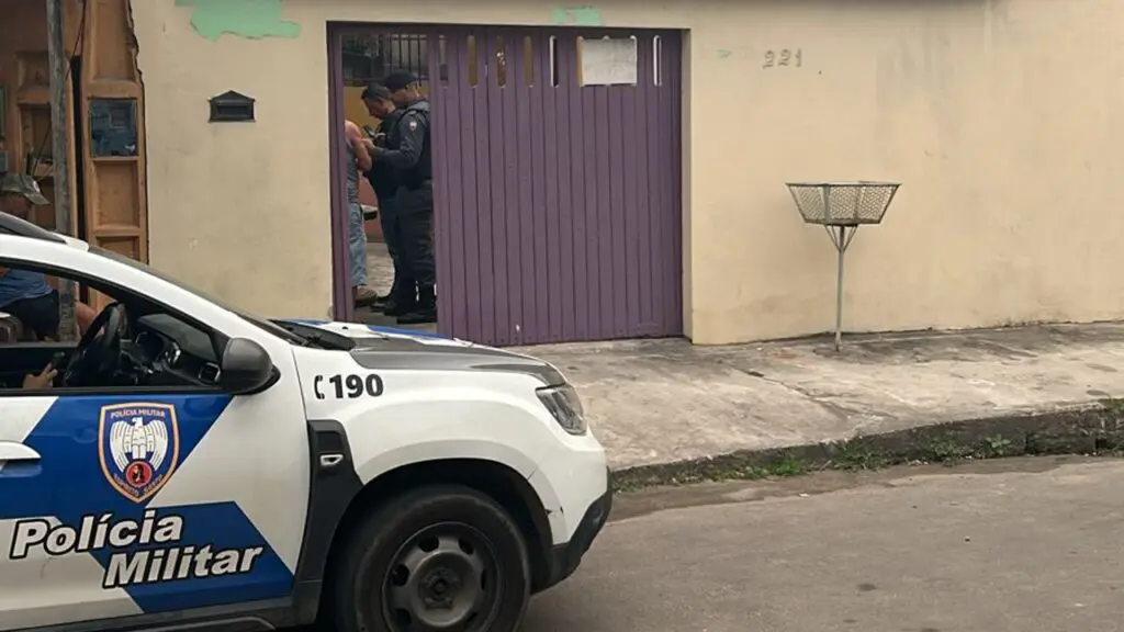 Mulher é encontrada morta a facadas dentro de casa no bairro Feu Rosa Mulher é encontrada morta dentro de sua casa por vizinhos em Feu Rosa