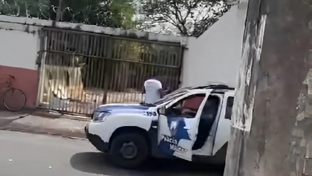 Vídeo: Policial militar de folga prende suspeito após flagrar furto de bicicleta em Jacaraípe Ladrão é detido por cabo da PM de folga na Serra.