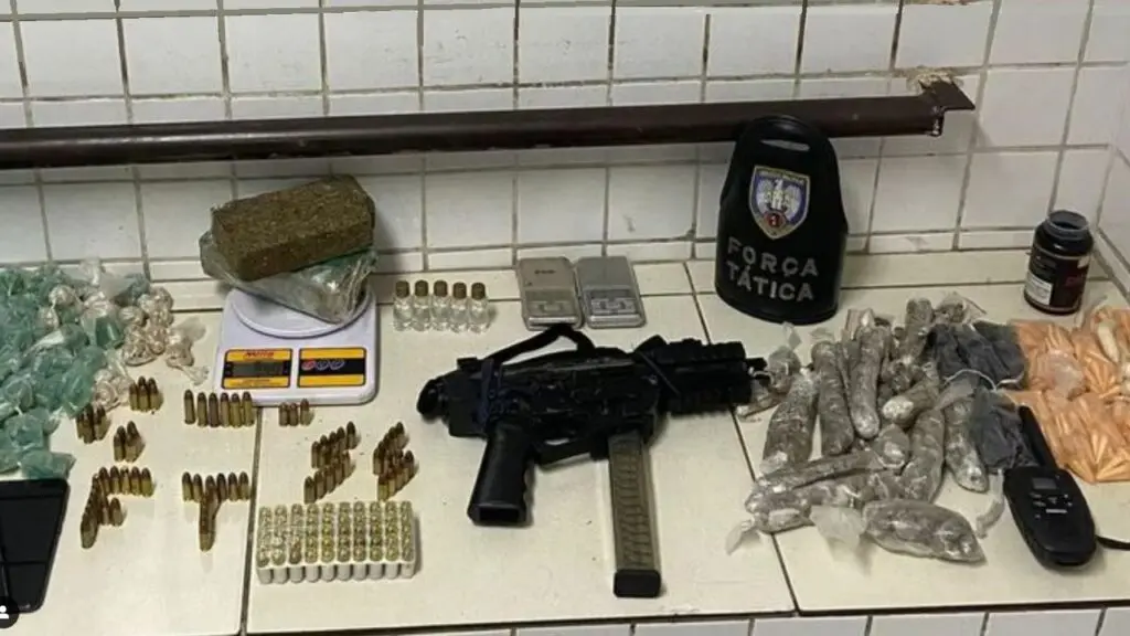 Força Tática arrocha biqueira e prende dois traficantes com arma e recheados de drogas na Serra Polícia Militar apreende armas e drogas durante ações contra o tráfico de drogas na Serra.