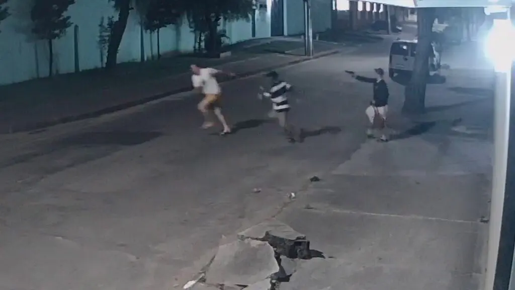 Vídeo: Câmera de segurança flagra assaltantes armados roubando celular de jovem na Serra Vídeo: Jovem é roubado por dupla de assaltantes armados na Serra.