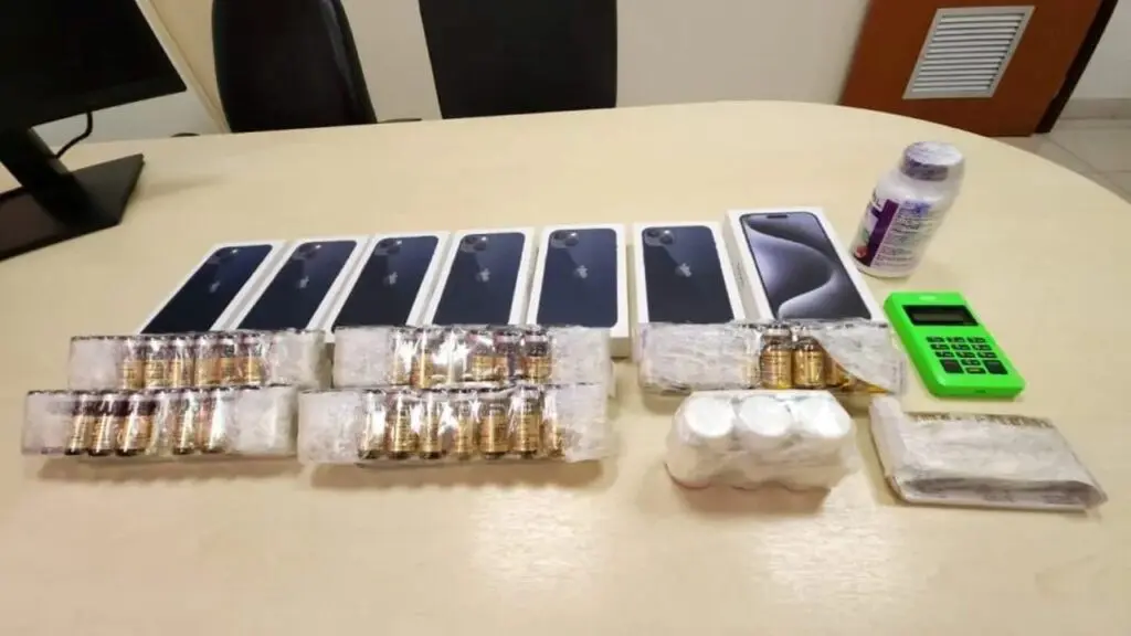 Polícia Federal prende em flagrante sujeito recebendo anabolizantes e celulares sem nota fiscal na Serra Polícia Federal prende dois homens por receptação de anabolizantes na Serra.