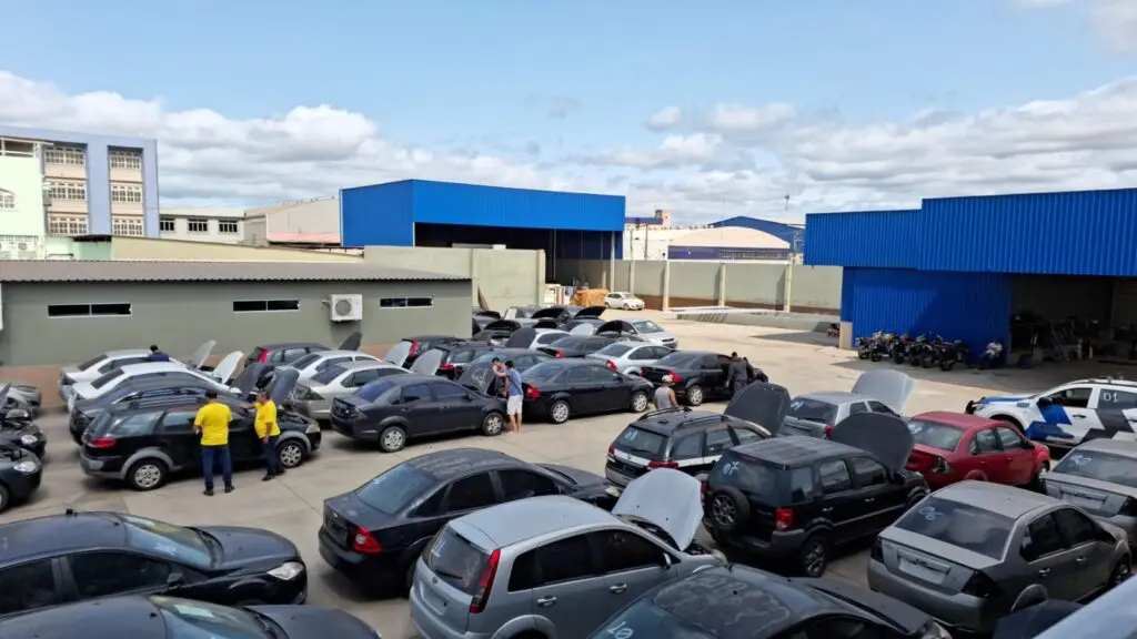 Leilão da Polícia Civil abre visitação aos veículos em Cariacica Polícia Civil abre vitas em patio onde veículos de leilão estão expostos em Cariacica.