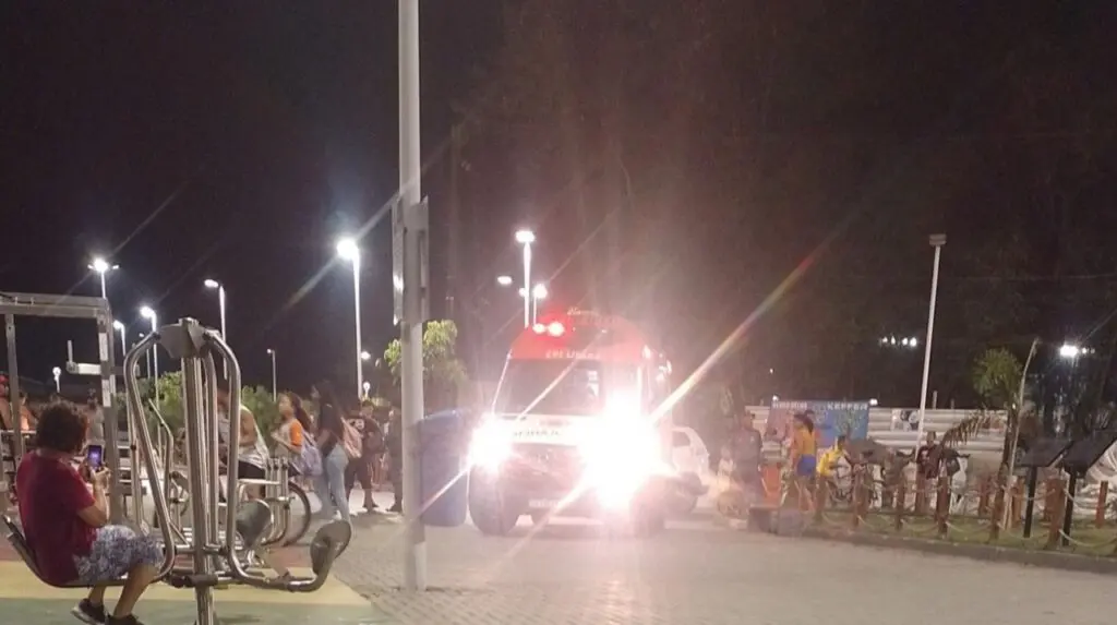 Vídeo: Homem é socorrido após ser baleado em praça movimentada em Serra Dourada Homem é perseguido e baleado em praça movimentada na Serra