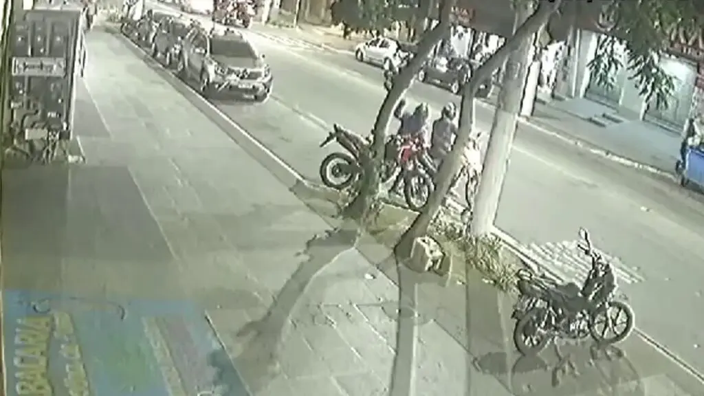 Vídeo: câmera de segurança flagra furto de moto nova comprada há poucas horas na Serra Câmeras de segurança flagram assaltantes furtando moto que havia acabado de sair da concessionária na Serra.