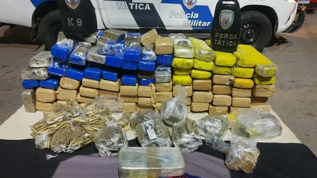 Polícia Militar com auxílio de cães farejadores encontra terreno recheado de drogas na Serra Ação conjunta da Polícia Militar resulta em grande apreensão de drogas na Serra