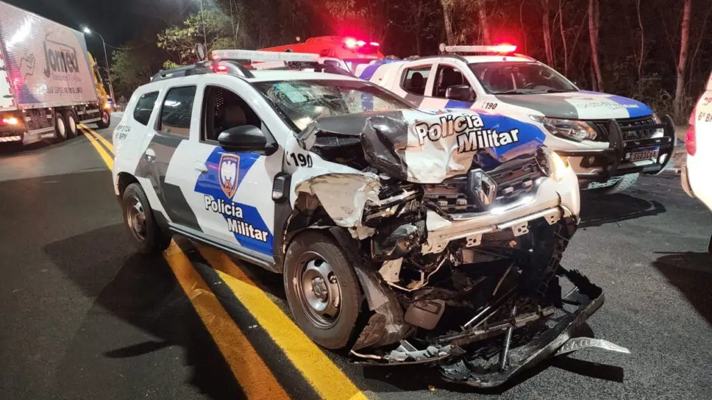Motorista de aplicativo joga carro contra viatura da PM para se livrar de sequestro na Serra Assaltantes se dão mal durante sequestro relâmpago na Serra.