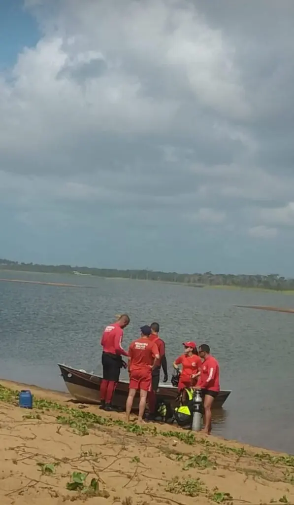 Corpo de Bombeiros na lagoa onde ocorreu as mortes, em um barco.