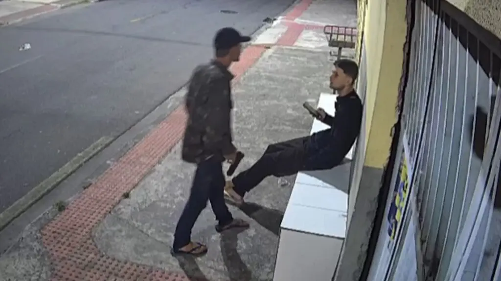 Vídeo: Câmera de segurança flagra assaltante armado roubando celular de jovem na Serra Vídeo: Jovem é roubado por assaltante armado na Serra.