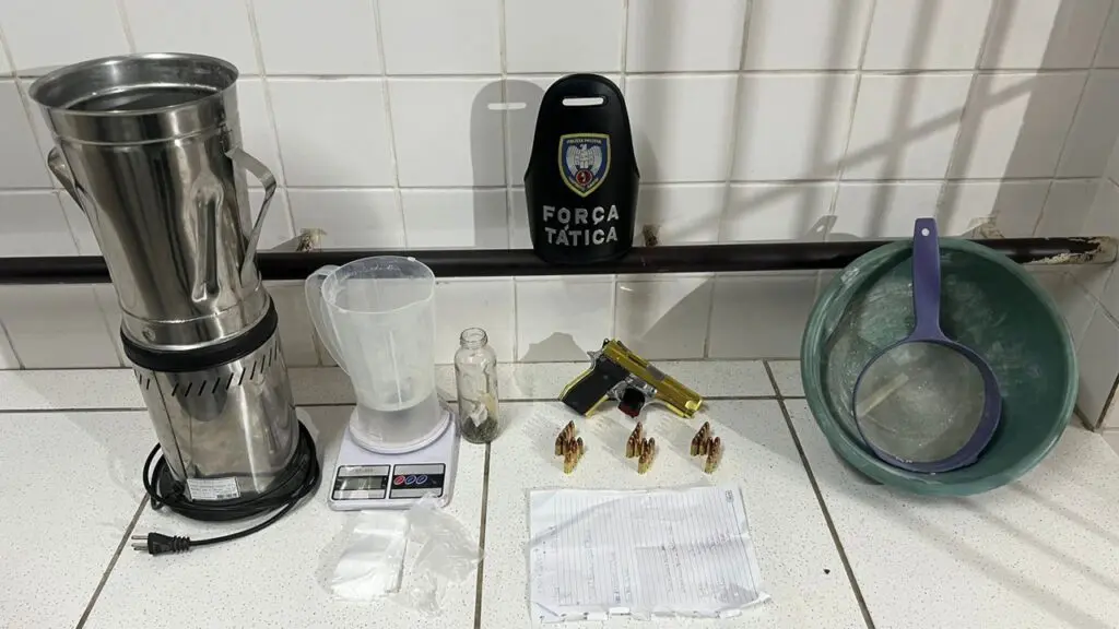 Força Tática encontra casa usada pelo tráfico durante perseguição a um suspeito na Serra Força Tática encontra casa usada pelo tráfico durante perseguição a um suspeito na Serra.