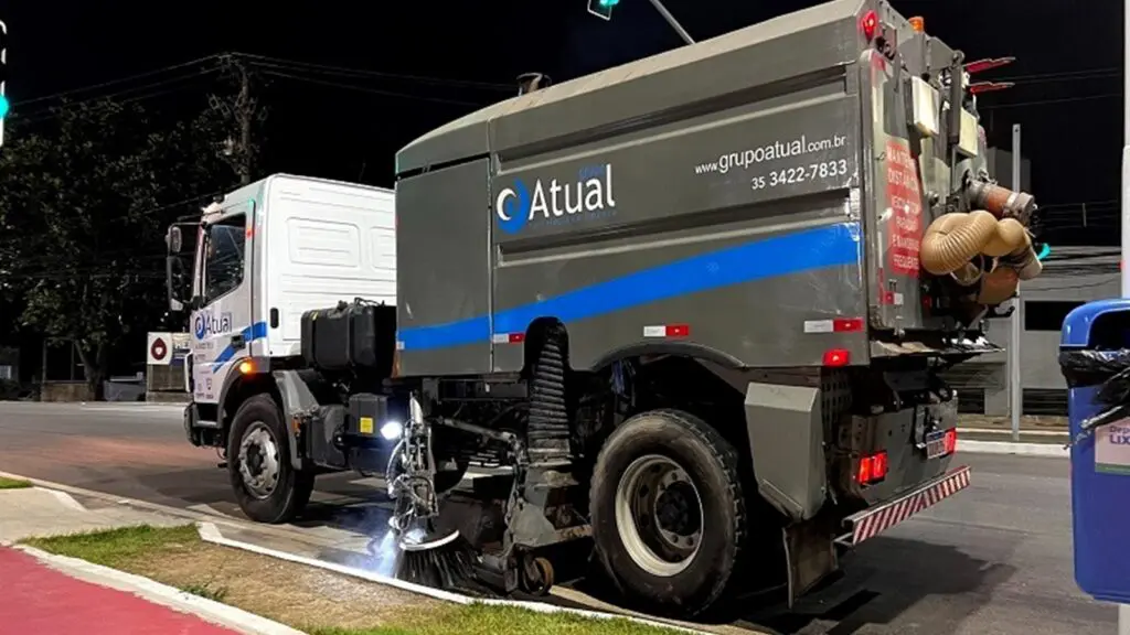 Prefeitura da Serra inicia varredura mecanizada nas principais vias da cidade varredeira mecânica, modelo Elgin/Whirlwind