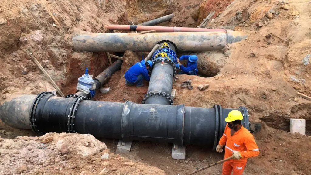 CESAN anuncia falta de água na Serra e Vitória; confira se seu bairro será afetado Técnicos da Cesan atuando na manutenção do sistema de abastecimento de água