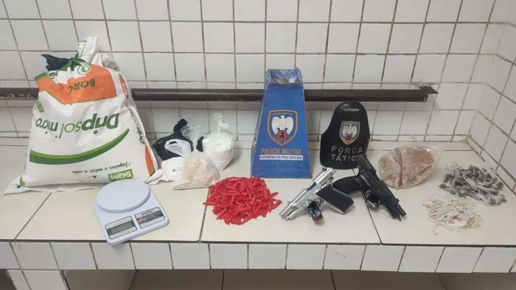 Polícia Militar detona laboratório do tráfico recheado de drogas e flagrantes na Serra Material apreendido no Paredão, no bairro Jardim Limoeiro, na cidade da Serra