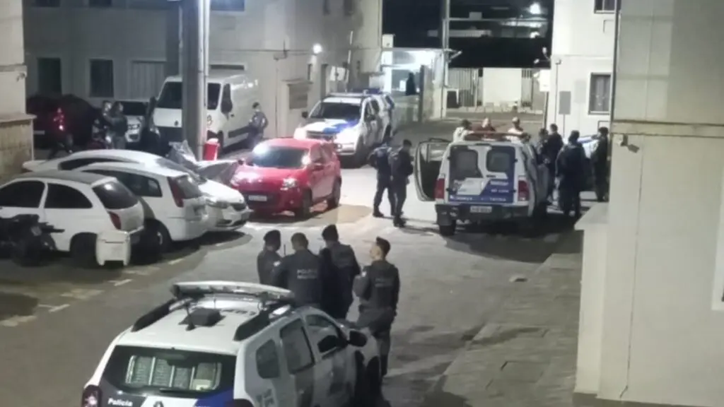 Força Tática captura suspeito de participar em tentativa de homicídio de soldado da PM na Serra Diversas viaturas da PM dentro do condomínio onde o suspeito preso, em Jardim Limoeiro, na Serra.