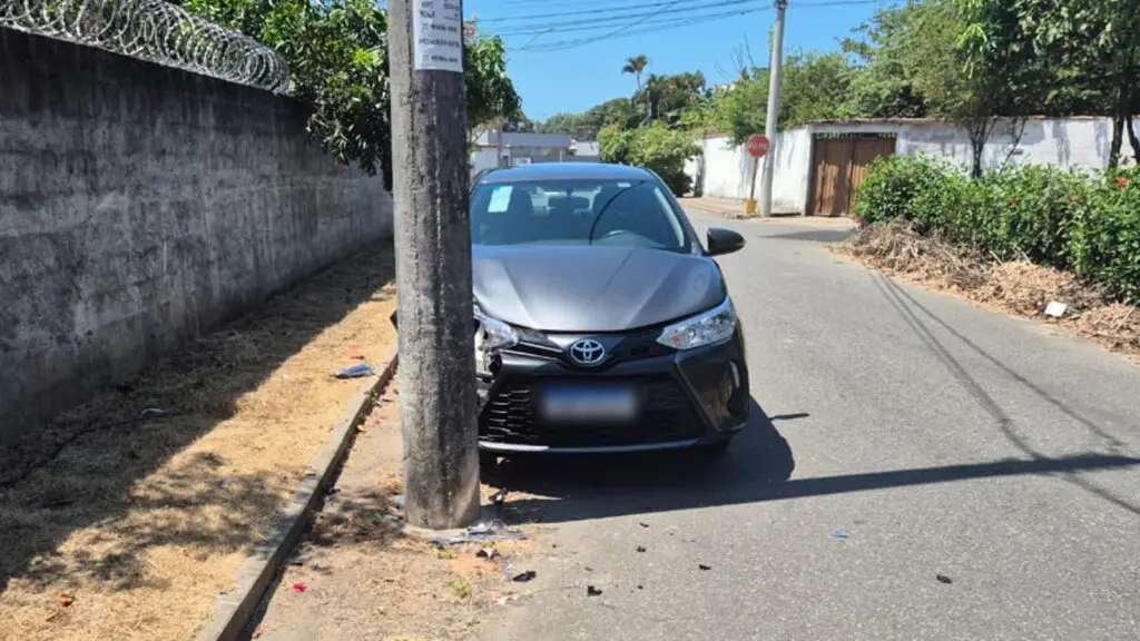 Poste no meio da rua causa acidente e prejuízo de R$ 30 mil a motorista em Jacaraípe Imagens do carro após acidente
