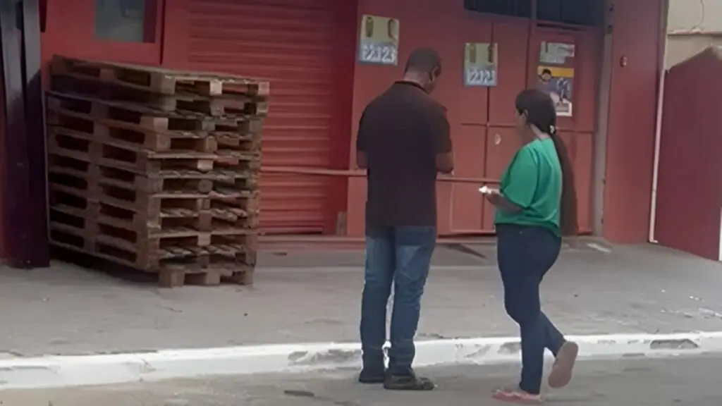 Vídeo de pesquisador entrevistando mulher vestida como cabo eleitoral viraliza na Serra Vídeo de pesquisador entrevistando mulher vestida como cabo eleitoral viraliza na Serra