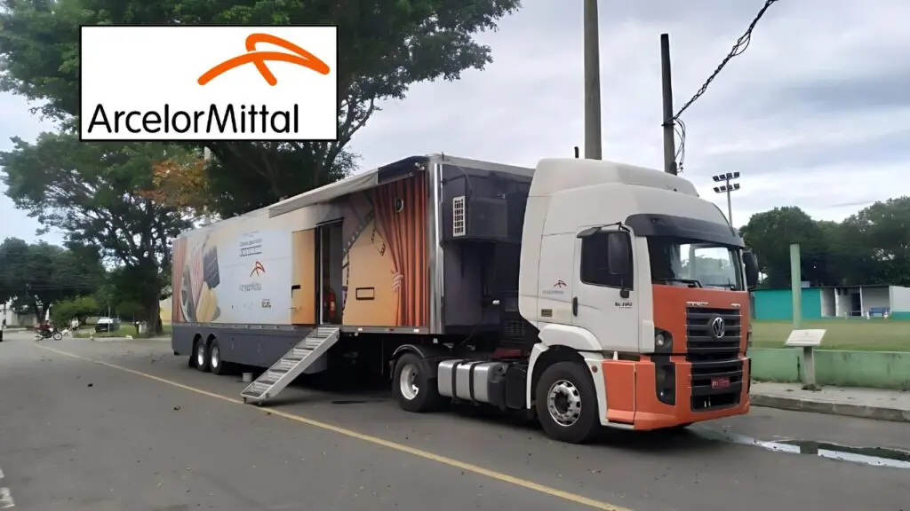 Projeto da ArcelorMittal leva carreta com sessões de cinema gratuitas aos moradores da Serra Cinema é coisa séria: carreta traz sessões gratuitas de filmes para os moradores da Serra
