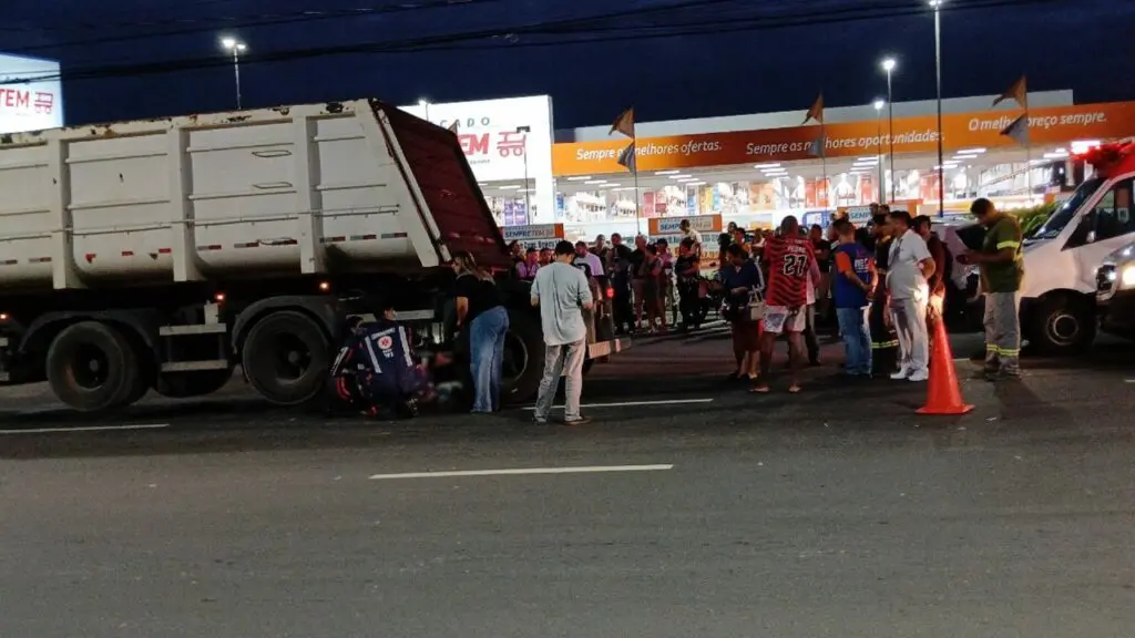 Motociclista morre durante acidente após ser arremessado para baixo de caminhão na Serra Motociclista morre após ser arremessado em baixo de caminhão na Serra.