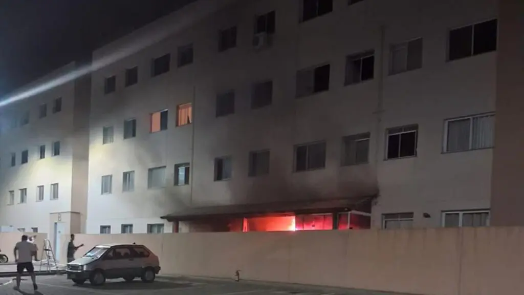 Incêndio suspeito deixa apartamento completamente destruído na Serra