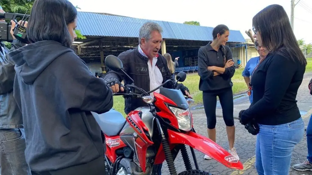 DETRAN-ES abre inscrições para curso gratuito de pilotagem para mulheres em celebração ao Outubro Rosa DETRAN-ES oferecerá curso de pilotagem para mulheres na Grande Vitória.