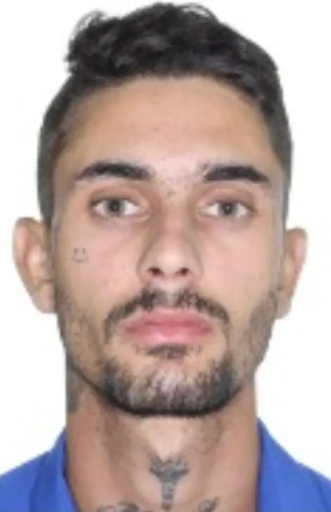 Imagem de um homem (Heric da Silva Fidelis de Miranda, de 22 anos) acusado de envolvimento na morte de um taxista.