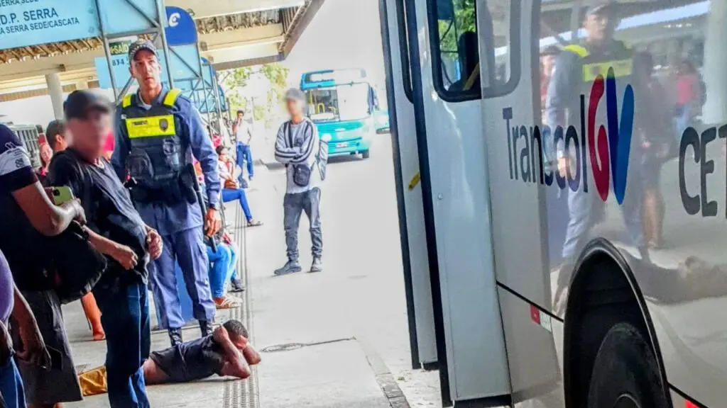 Vídeo: Confusão termina com dois suspeitos no chão dentro do Terminal de Laranjeiras Indivíduos são revistados após suspeita de assalto no Terminal de Laranjeiras