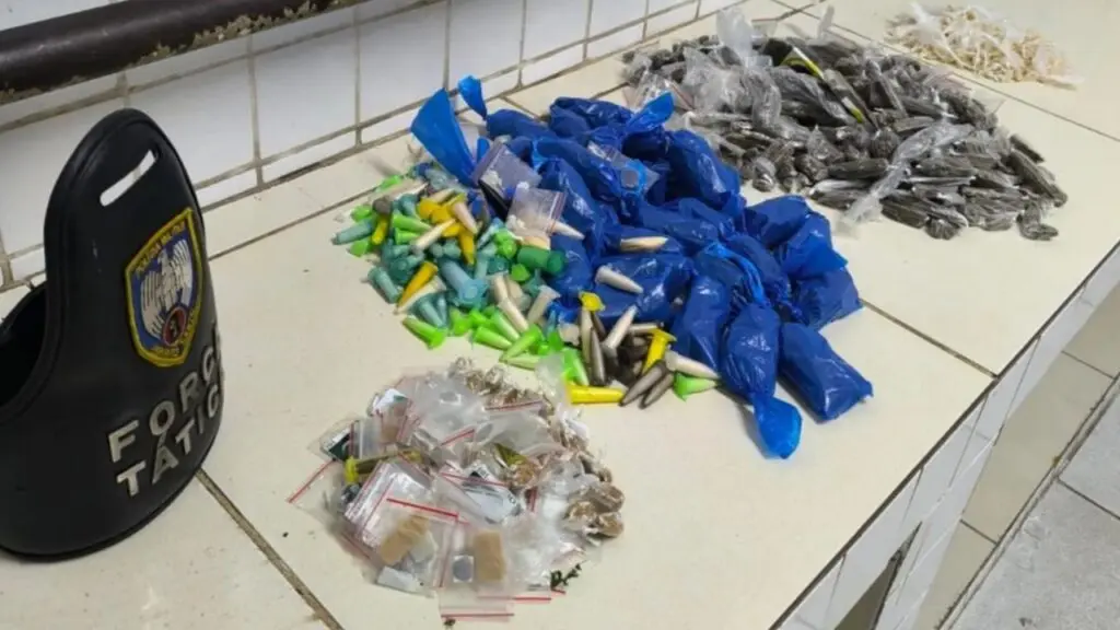 Polícia Militar realiza grande apreensão de drogas após denúncias anônimas na Serra Polícia Militar encontra terreno e casa recheadas de drogas na Serra.