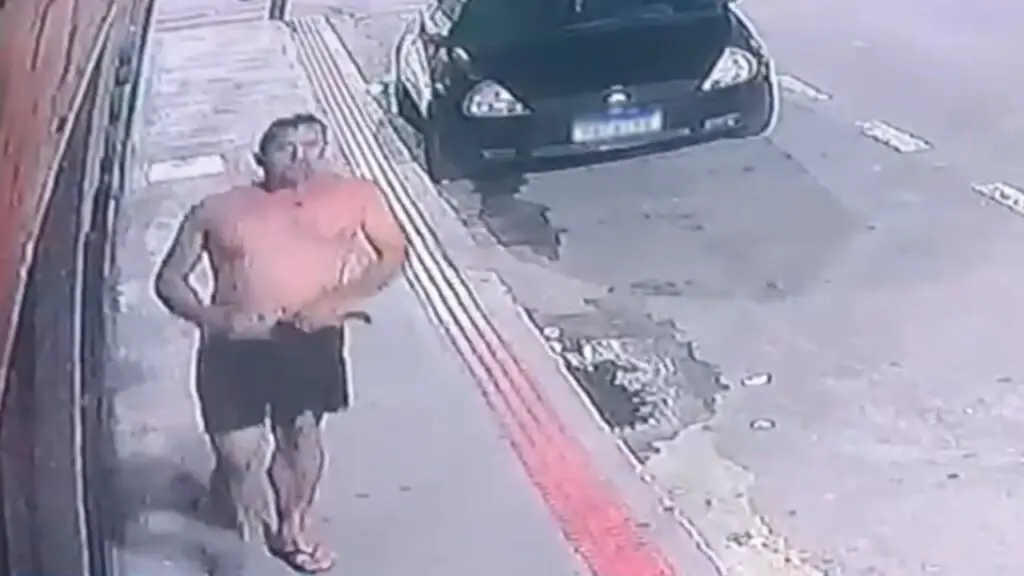 Câmera flagra mulher escapando de tentativa de estupro em frente à sua casa em Fundão Vídeo: sujeito persegue mulher durante tentativa de estupro em Fundão