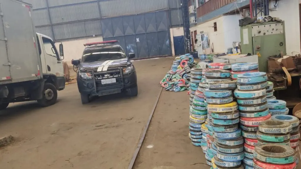Dupla é presa durante tentativa de furto de carga avaliada em mais de 1 milhão de reais na Serra Dupla é presa durante tentativa de furto de carga avaliada em R$ 1,2 milhão na Serra