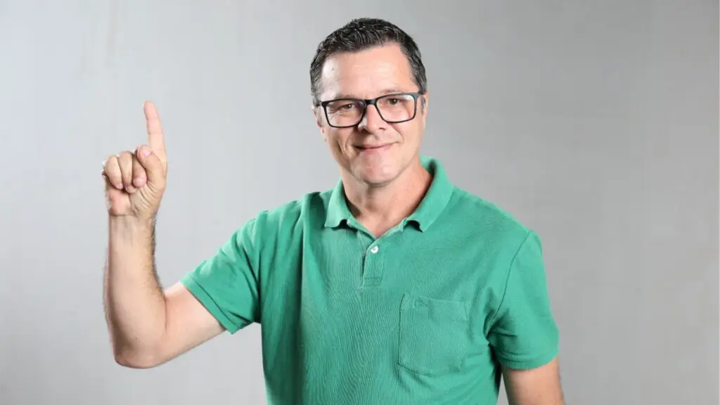 Pesquisa aponta Eleazar Lopes como favorito na disputa pela prefeitura de Fundão Eleazar Lopes, candidato a prefeito de Fundão