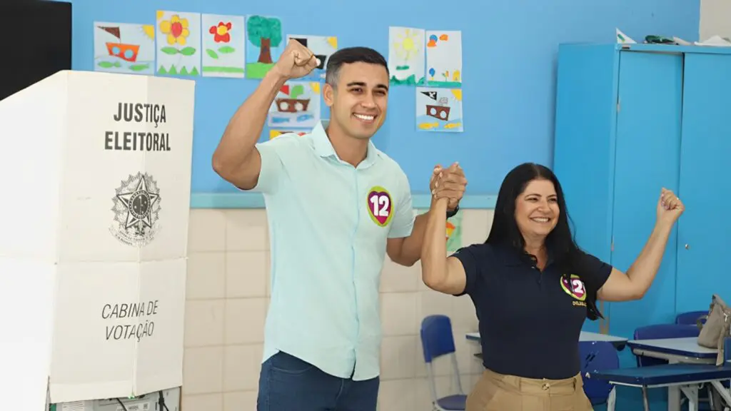 Weverson Meireles vota na Serra acompanhado de Vidigal e Gracimeri