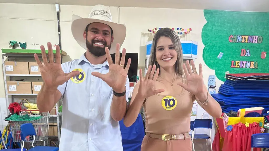Pablo Muribeca vota na Serra ao lado de sua esposa Lara Ferreira
