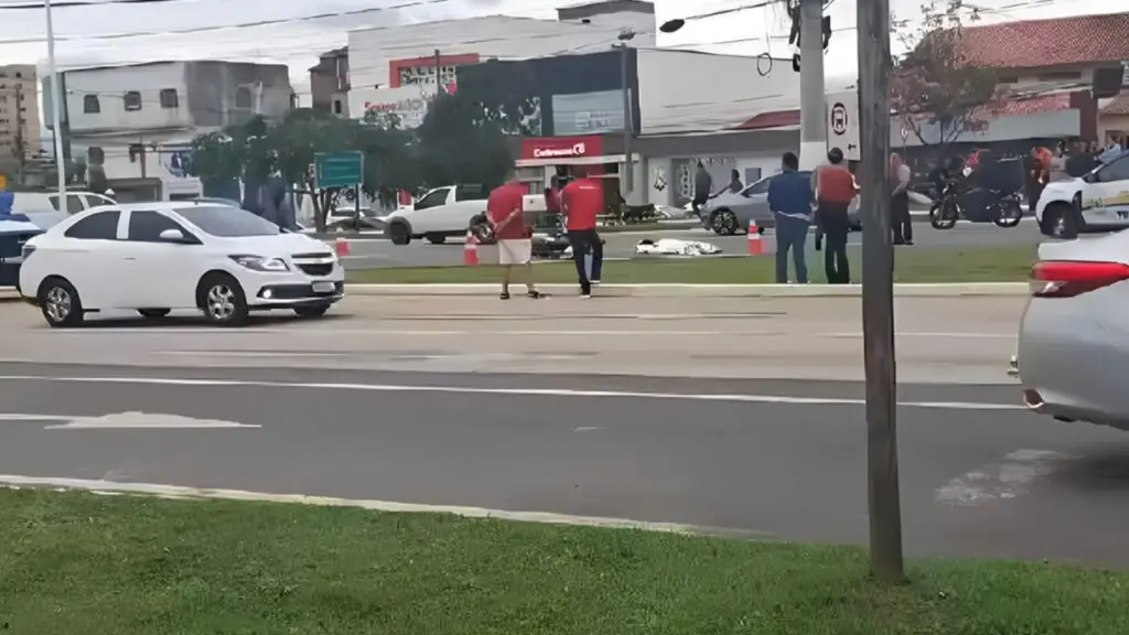 Condutor fica ferido e passageira acaba morrendo após acidente de moto em Laranjeiras Cenário do acidente em Laranjeiras
