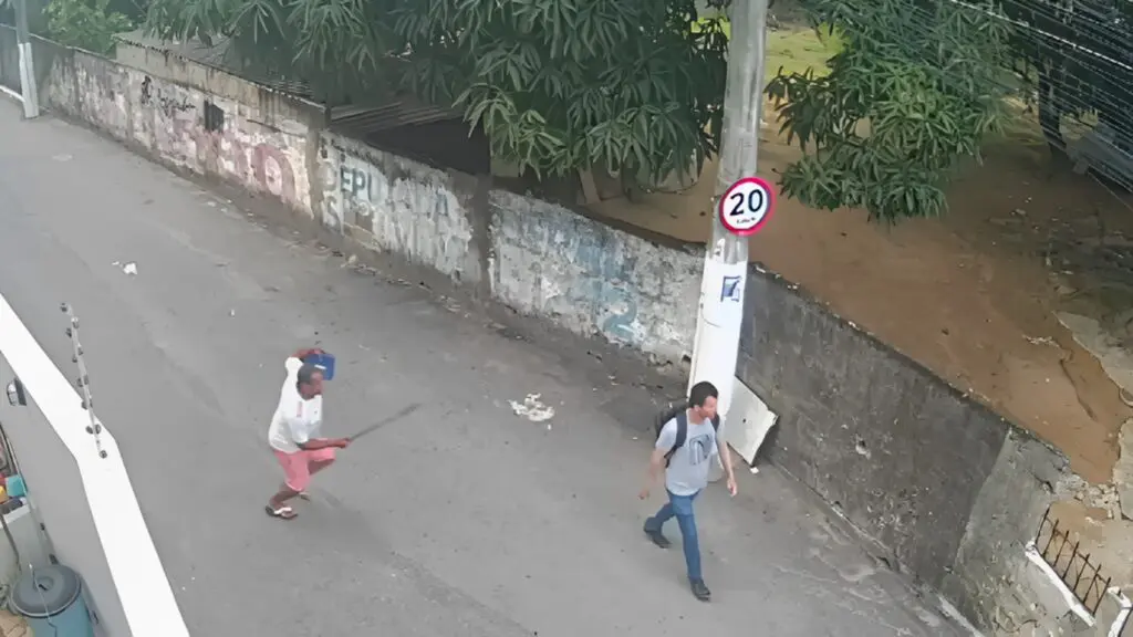 Vídeo: homem agride outro com uma barra de alumínio no meio da rua na Serra