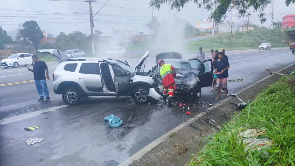 Grave acidente na BR-101 deixa carros destruídos e motorista ferido na Serra