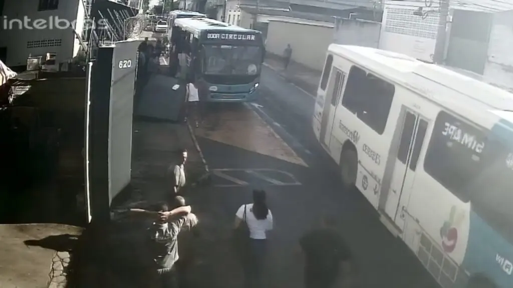 Vídeo: câmera de segurança flagra ônibus derrubando abrigo de passageiros na Serra Vídeo: Câmera de segurança flagra ônibus derrubando abrigo de passageiros na Serra