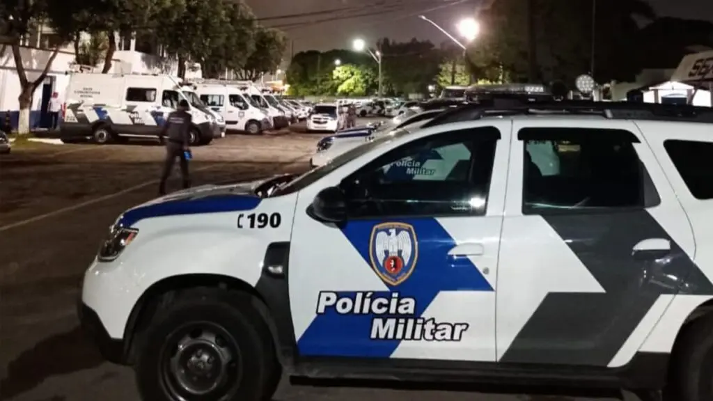 Polícia Militar detém suspeito e apreende armas após denúncia de tráfico de drogas na Serra Ação conjunta da Polícia Militar termina com sujeito detido e armas apreendidas na Serra.