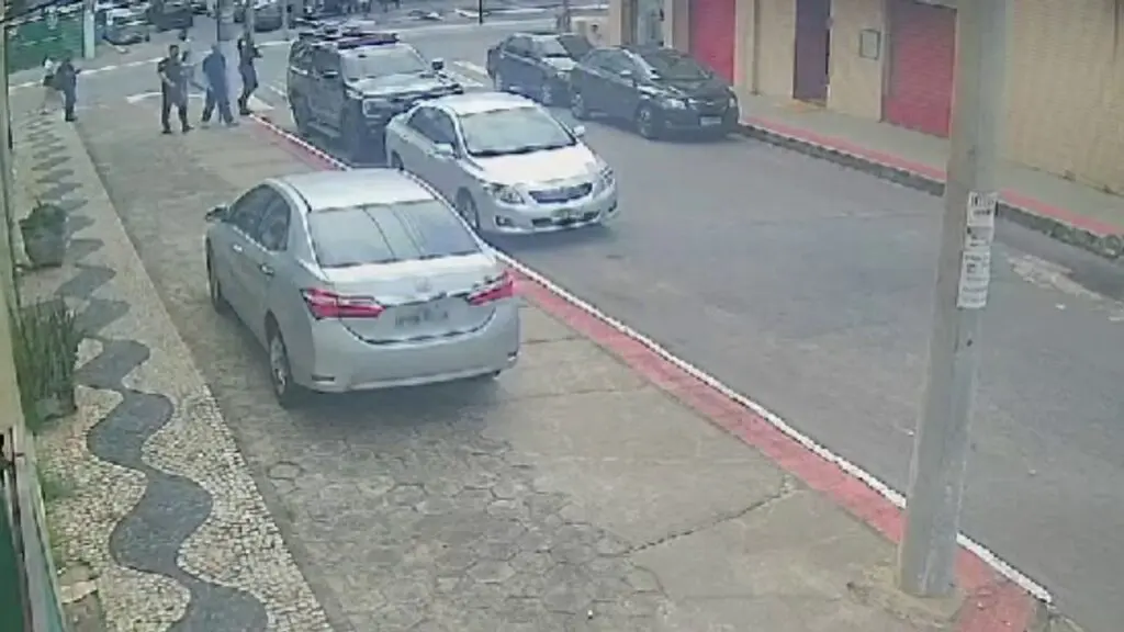 Vídeo: Policiais penais levam detento preso por homicídio para almoçar em restaurante sem algemas na Serra