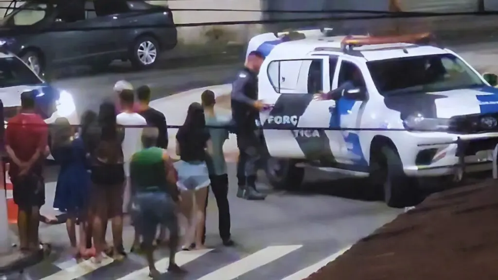 Homem é socorrido após ser baleado próximo de distribuidora de bebidas na Serra Homem é socorrido após ser baleado durante tentativa de homicídio na Serra