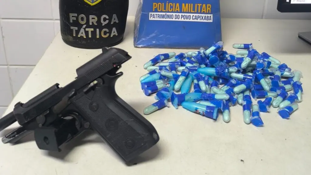 Força Tática apreende pó do “Capitão América” e arma de fogo durante perseguição na Serra Polícia Militar apreende drogas e arma de fogo durante perseguição a suspeitos na Serra