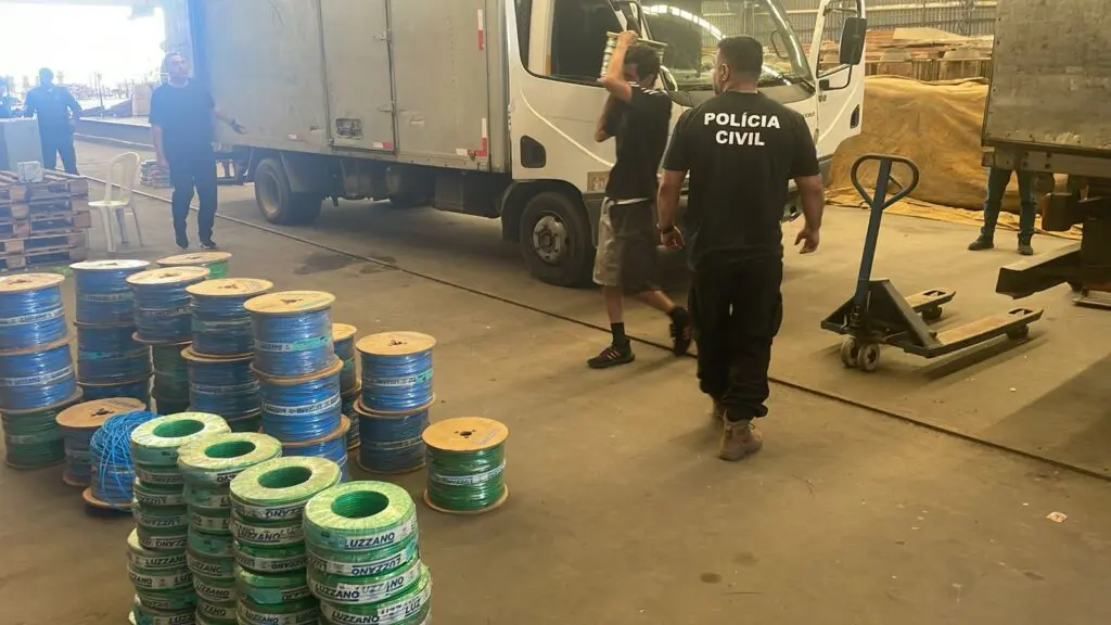 Polícia Civil prende mulher acusada de ter participado de furto milionário de fios de cobre na Serra Polícia Civil prende mulher por envolvimento em furto de fios de cobres na Serra.