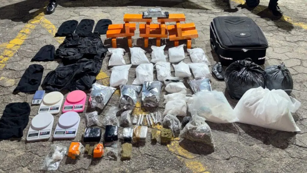 ROMU prende traficante e encontra máquina de lavar roupas recheada de drogas na Serra ROMU apreende grande quantidade de drogas na Serra