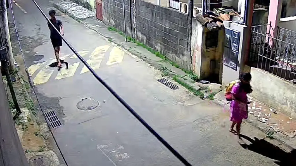 Vídeo: Câmera de segurança flagra assaltante roubando celular de mulher na Serra Vídeo Câmera de segurança flagra mulher tendo celular roubado na Serra.