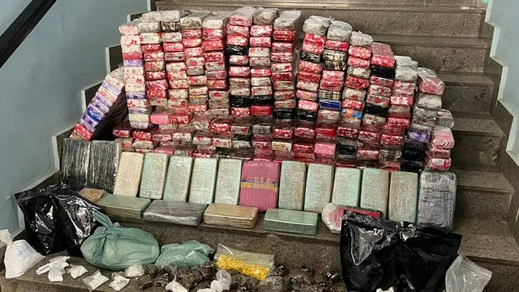 Polícia Militar encontra dois suspeitos vacilando com mais de 150 kg de drogas em Fundão Polícia Militar encontra deposito de drogas e apreende mais de 140 Kg de maconha em Fundão