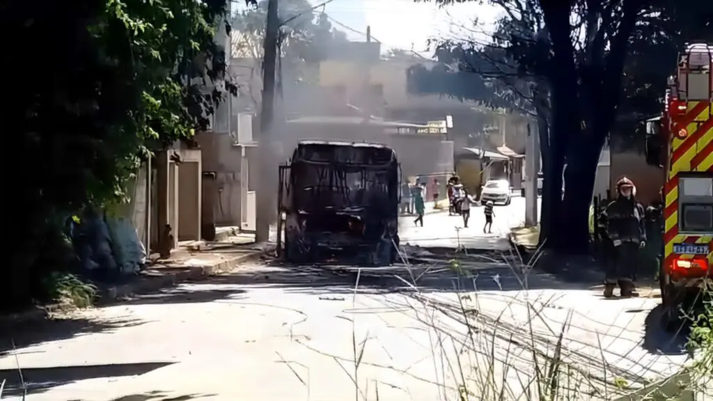 Ônibus do Transcol é incendiado por grupo criminoso em bairro da Serra Dia de caos: criminosos cercam e incendeiam ônibus na Serra