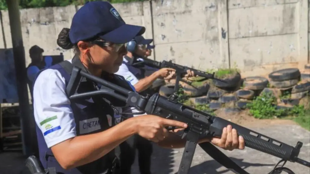 Futuros agentes da GCM recebem treinamento em armamento e tiro na Serra Mais de 100 agentes da Guarda da Serra recentemente formados passam por aulas de tiro em Carapina.