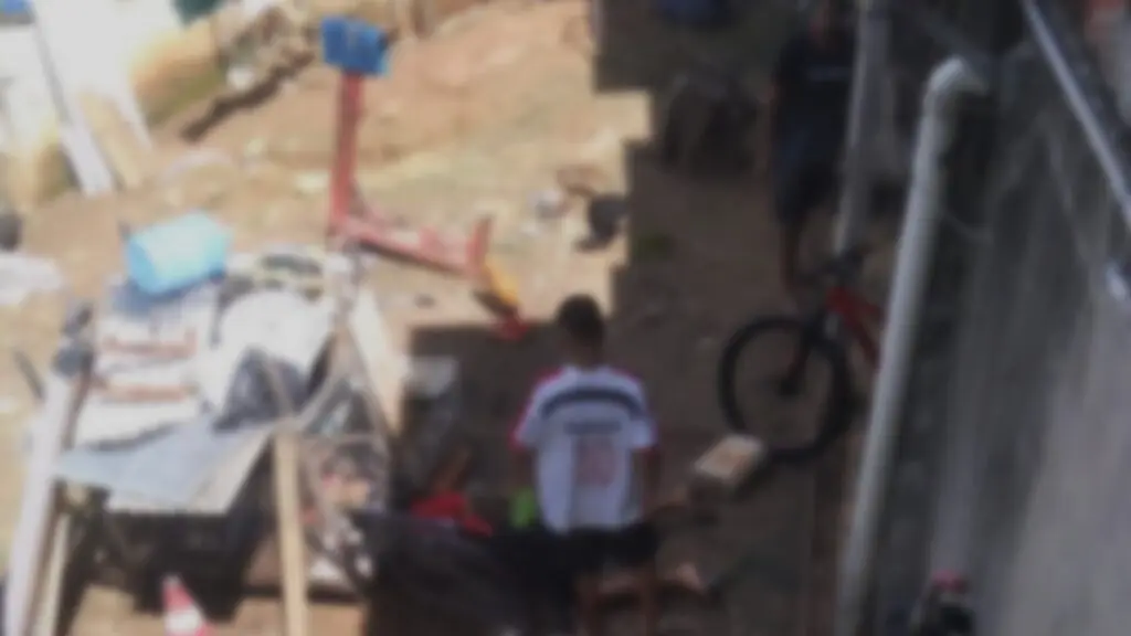 Jovem é encontrado morto a tiros dentro de quintal no bairro Nova Carapina