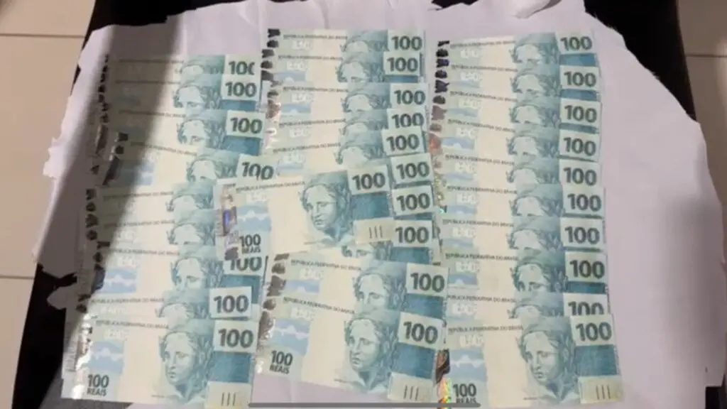 Polícia Federal prende suspeitos com mais de 4 mil reais em notas falsas na Serra Notas de 100 reais falsas