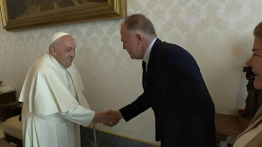 Governador Renato Casagrande é recebido pelo Papa Francisco no Vaticano Papa Francisco e governador Renato Casagrande - (Foto: Vatican News)