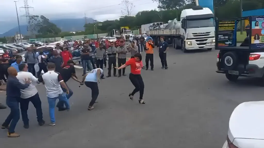 Vídeo: briga entre sindicalistas é registrada durante manifestação de trabalhadores na Serra